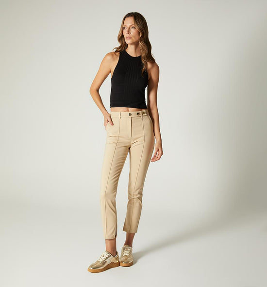 PANTALON TIPO CHINO CON ABERTURA EN BOTA