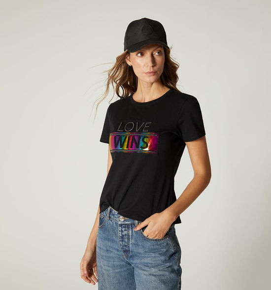 CAMISETA CON REPUJADO PRIDE