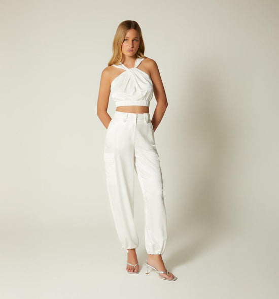 CROP TOP CON ESCOTE CRUZADO