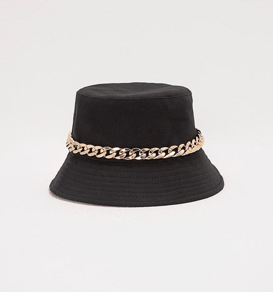 BUCKET HAT CON CADENA Y BORDADO