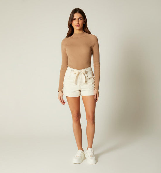 SHORT TIRO ALTO CORDON Y OJALETE