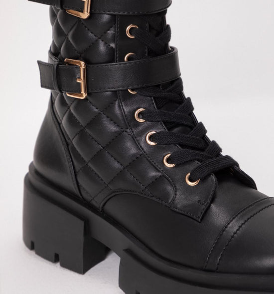 BOTIN ACOLCHADO CON HEBILLAS