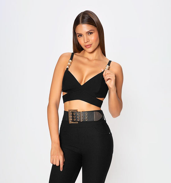 CROP TOP DE TIRAS Y CUT OUT