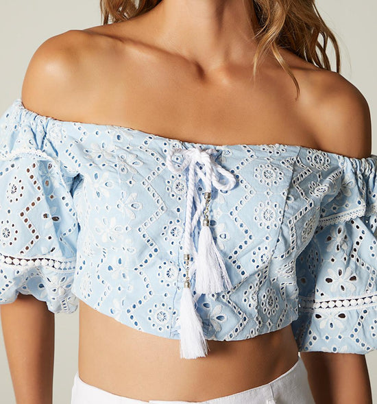 BLUSA CROP CON CRUCE DE TIRAS EN DELANTE