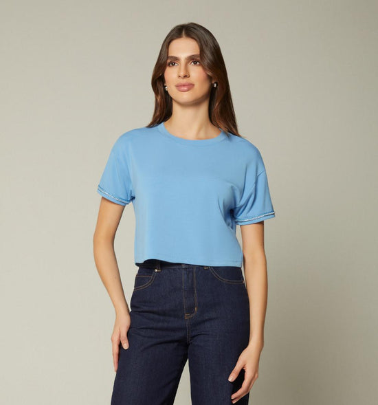 CAMISETA CROP CON INSUMO EN MANGA