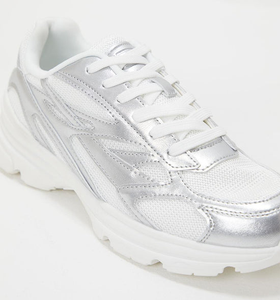 TENIS DE SENDERISMO CON CORTES METALICOS