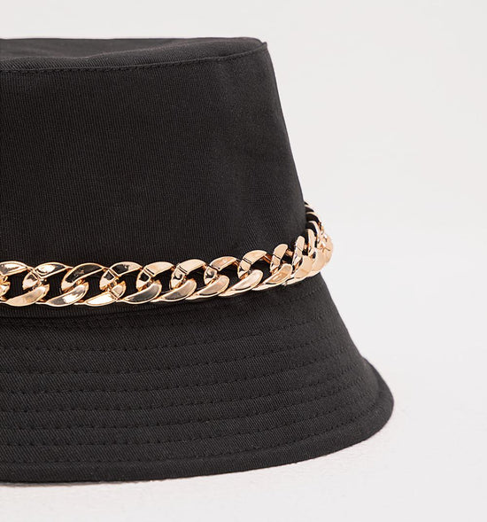 BUCKET HAT CON CADENA Y BORDADO