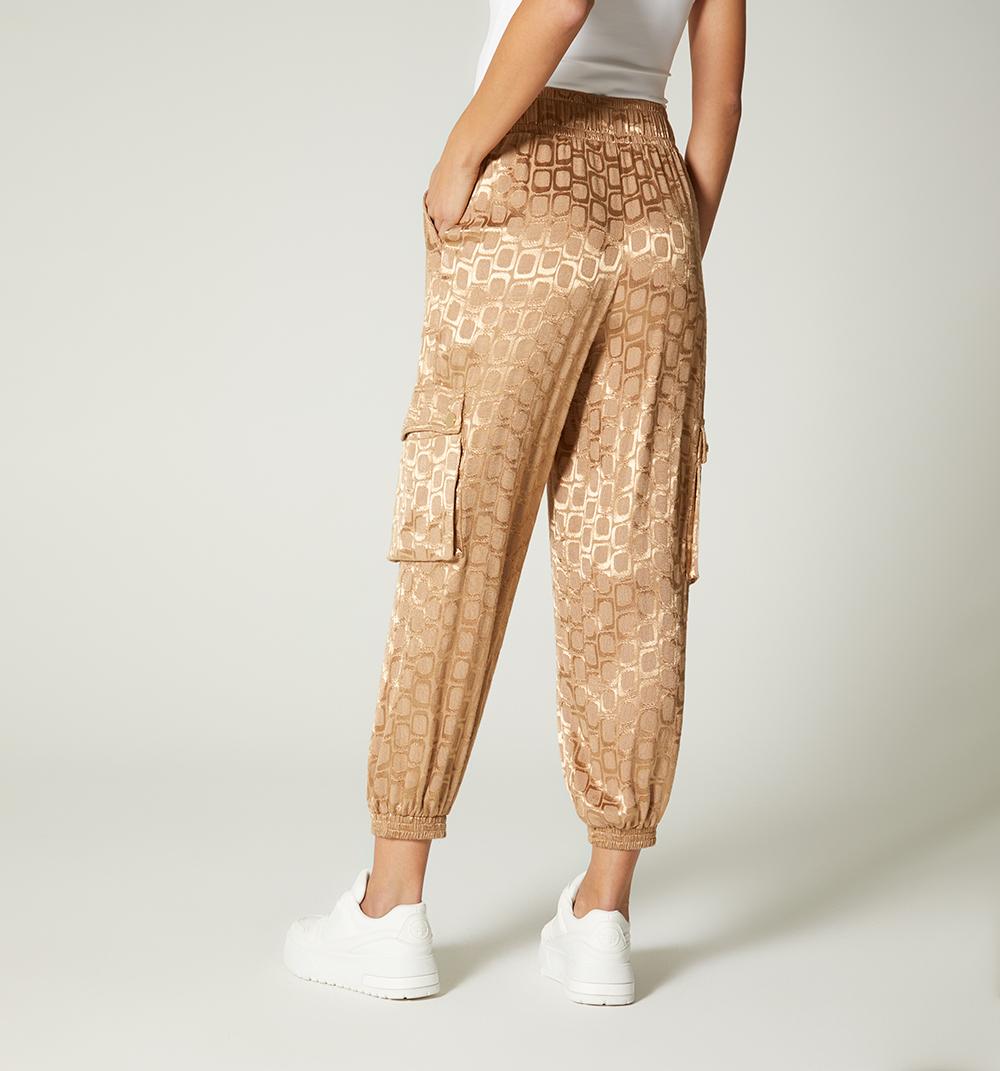 PANTALON CON BOLSILLOS CARGO - 3